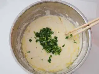 意酱鸡蛋卷饼,加入适量葱花