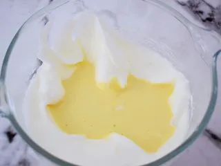 香葱肉松蛋糕卷,再把拌匀的蛋黄糊倒回蛋白霜中