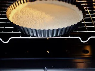 海虾杂蔬披萨,烤箱190度提前预热5分钟后,把做好的披萨面皮放入烤箱,175度烤制5分钟。