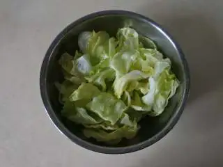 烤香肠蔬菜沙拉,西生菜和苦菊洗净,切成小块