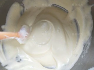草莓彩绘蛋糕卷,这时候打开烤箱预热。然后把打发好的蛋清分三次加入蛋黄糊里，翻拌或者切拌均匀，不要顺时针画圈拌，会消泡的。