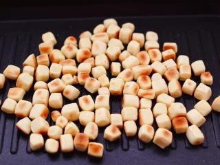 奶香小花朵馒头,把切好的小面豆，也放入锅中烙至两面金黄色即可。