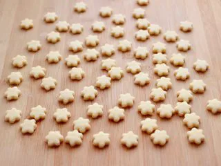 奶香小花朵馒头,依次压好所有的小花朵面胚后。