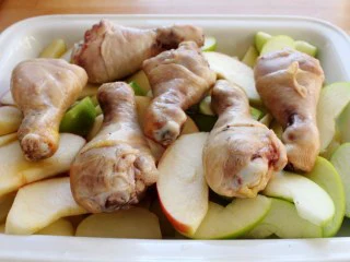 苹果柠香烤鸡腿,我换个烤盘，或将烤盘清洗干净，将土豆、苹果放入，鸡腿翻面、放在最上面；再入烤箱，200度烤20分钟左右。 