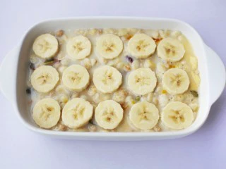 香蕉牛奶烤燕麦,码入盘中。