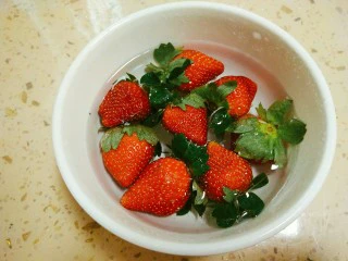 麋鹿奶油蛋糕,草莓清洗干净用盐水泡一会，之后沥干水分备用