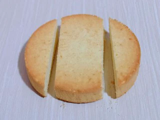 超ins卡通蛋糕 让小朋友幸福感爆棚,再将蛋糕胚车体部分切开，切两片。