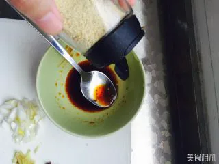 秘制干煎三文鱼 ,放入8g糖，放入2g鸡精