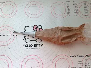 可可奶油夹心蛋糕,14、装入裱花袋,裱花袋提前装好裱花嘴。