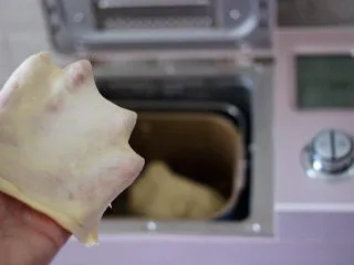 圣诞雪花豆沙包,继续一个和面程序。直至揉至比较坚韧不易破的薄膜状态就可以了。 