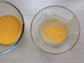 超柔软的棉花蛋糕,拌好的蛋黄液,分两次加入到面粉糊里。每拌好一次再加入另一次。