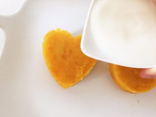 红薯酸奶小蛋糕,把酸奶直接淋在上面,慢慢淋啊,最好用有一口子的杯子(原谅小芽不知道怎么形容了,就是如上图杯嘴的杯子)。