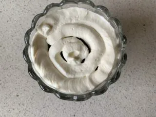 奥利奥木糠杯,挤一圈淡奶油