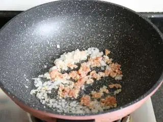 番茄肉酱拌面,将腌制好的肉糜倒进去翻炒至变色；