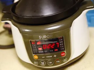 能给你多巴胺的「他」★牛肉西红柿汤,然后开电砂锅,煲汤模式,口感选择软糯,它的时间自然就显示2.5小时了。如果是用燃气烧砂锅,要大火煮沸腾5分钟后,转小火煮2.5个小时。