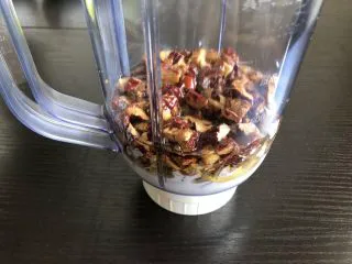 红枣糕（全蛋打发）,红枣碎，玉米油，牛奶倒入料理机中打成泥