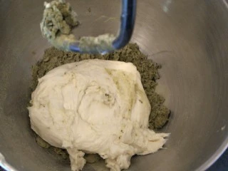 爆浆抹茶冰心面包,加入发酵好的中种