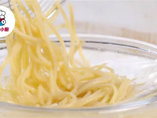 超低脂白酱蘑菇意面,清水煮沸，加盐少许，放入意大利面70g，煮熟捞出，过冰水