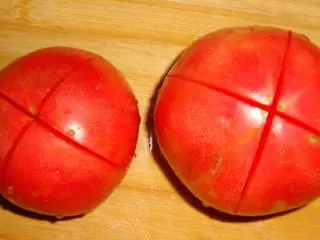 意大利美味——菠菜鸡肉排,西红柿顶端切个十字，用热水烫一下，去皮切小丁