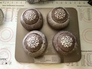 黑加仑黑米软欧包,16、筛上一层薄薄的黑米面包粉，用锋利的刀子割出花纹。