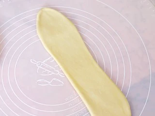 超绵软吐司(一次发酵),收口朝下继续擀开成牛舌状。