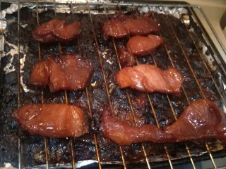 #猪里脊#绝世好叉烧-港式叉烧, 烤完后趁热再刷上蜂蜜