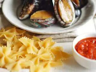 承味海鲜鲍鱼蝴蝶意面，其实西餐的我也可以,蝴蝶面、青口贝、小青口、活鲍鱼，意面用番茄酱，罗勒酱，奶油小方2块。