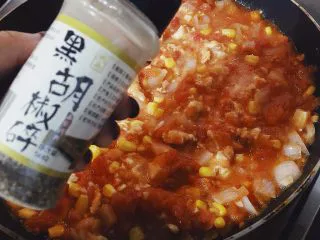 牧羊人派(Shepherd’s pie),加入黑胡椒碎。