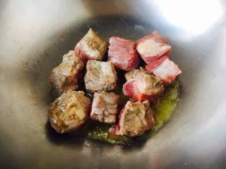 #食二星座# 罐焖牛肉(34图详细步骤),中火,放入牛肉块煎制。