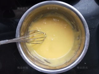 唐草彩绘蛋糕卷,拌好的蛋黄糊待用。