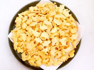 宝宝健康食谱 蛋黄动物饼干,成品有600克，蛋黄饼干很容易受潮，晾凉后可以装入密封容器保存