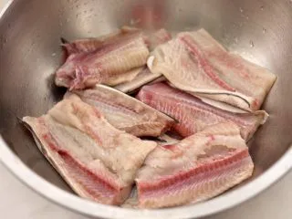 日式柠香烤鳗鱼,把鳗鱼片放入盆中。