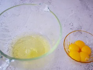 7寸中空原味戚风蛋糕,先把蛋黄和蛋清分离在两个无水无油的盆中