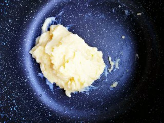 马卡龙~卡仕达酱内陷,拌好放入不粘锅中小火开始煮,要不停的搅拌直到非常粘稠就可以了