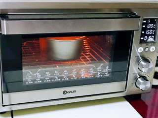 简单易学~巧克力淋面蛋糕,入烤箱中层,上管120度,下管150度烤50分钟!(时间及温度仅供参考)