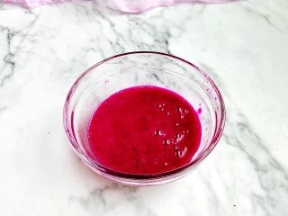 火龙果牛奶小方,红心火龙果入榨汁机中榨成汁备用。