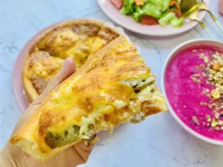 一次发酵——虾仁牛肉肠披萨,作为快手早餐非常方便。