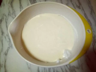 8寸戚风蛋糕,最后将蛋黄糊倒入蛋白霜的容器中，继续翻拌的手法，直至看不到蛋白霜即可。