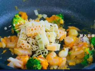 南瓜海鲜意面,加入意面,使意面挂满南瓜泥,加少许盐调味出锅。 >>如果放的是带壳海鲜,炒到开口,加入意面。