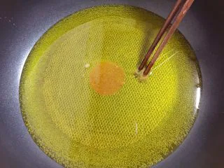 草莓麦片沙琪玛,起锅倒入适量食用油烧至筷子放下有密集泡泡