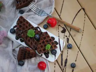 巧克力华夫饼,取出烤好的华夫饼稍微晾一下 