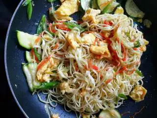 月半弯炒(拌)面,待所有食材8、9分熟后下刚刚沥好待用的面条,稍作翻转后,加少量花椒油、食盐,翻拌均匀后关火。