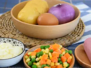 深夜食堂大叔的做法，真的超好吃,『食材』 洋葱/土豆/鸡蛋 色拉/杂蔬/火腿