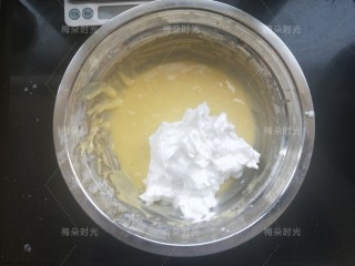 纸杯蛋糕(不塌不裂),挖三分之一蛋清加入蛋黄糊里面,翻拌均匀。然后再挖三分之一加入。