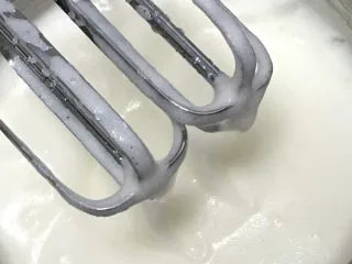 可可毛坯蛋糕,继续搅打50圈,再加细砂糖20克。