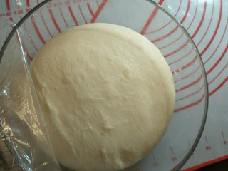 蒜香香肠热狗面包,发酵好后,手指轻搓不回弹。