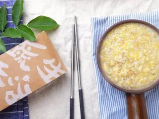早上喜欢热乎乎的粥么……,还有小米粥，敲黑板→真的特别养人，我妈说他们那个年代坐月子都是喝小米粥来调理，同时有健脾养胃祛湿的功效，满满健康的饮食。 宝宝辅食中小米最容易消化的，熬得浓稠的淮山药小米粥，或者煮过后再打成糊，经常吃一定比同龄孩子抵抗力强。
