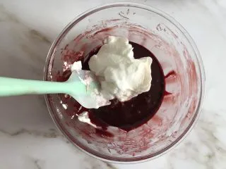 圣诞款红丝绒蛋糕,取三分之一蛋白糊加入蛋黄糊中,上下翻拌均匀