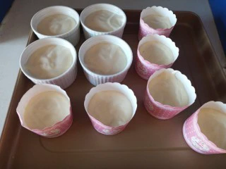 老式蛋糕纸杯版,倒入纸杯中