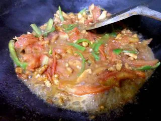 意大利面原来可以这样做，简单、营养、美味,加入洋葱青椒西红柿炒熟。